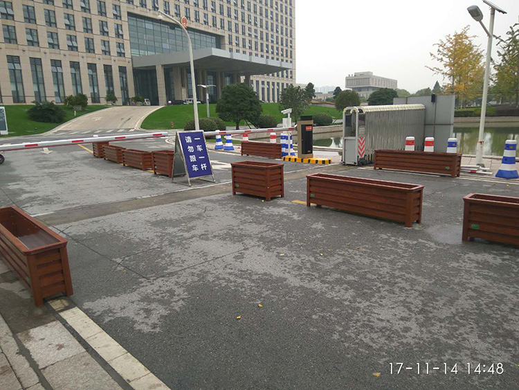 平湖市行政中心，市委市政府門口木紋鋁合金花箱