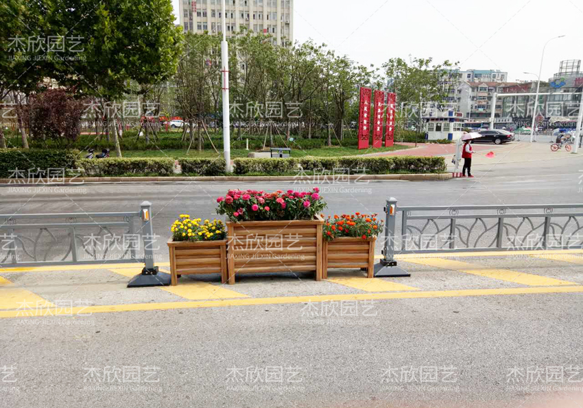 為什么大家都選擇護(hù)欄花箱？