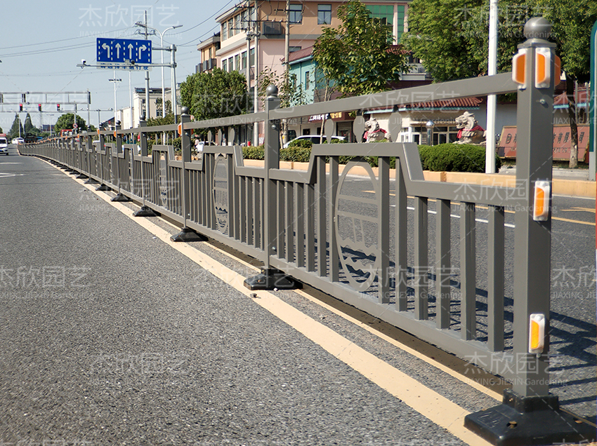 道路護(hù)欄生產(chǎn)廠家如何選擇？
