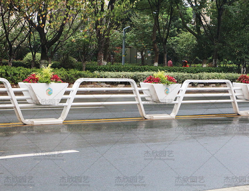 各種花箱道路護(hù)欄效果區(qū)別？