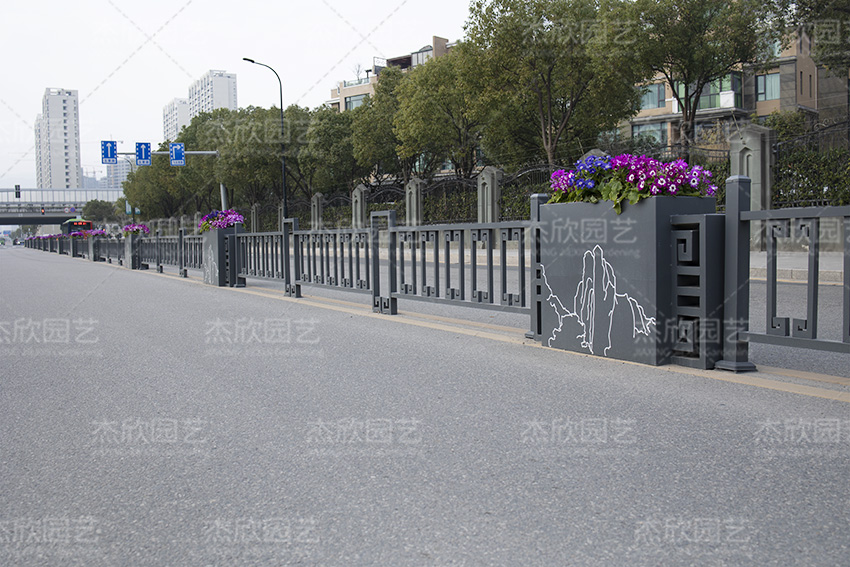景觀道路花箱和傳統(tǒng)道路花箱有何不同？